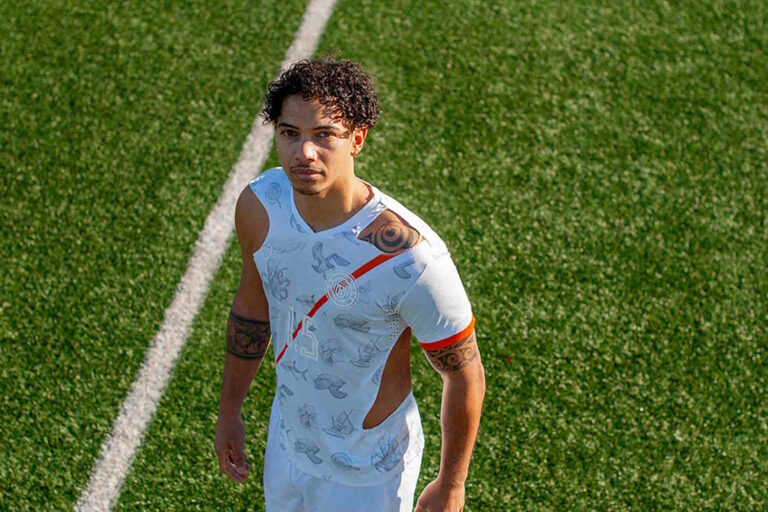 Een verdwijnend voetbalshirt om het bewustzijn over de opwarming van de aarde te vergroten						


