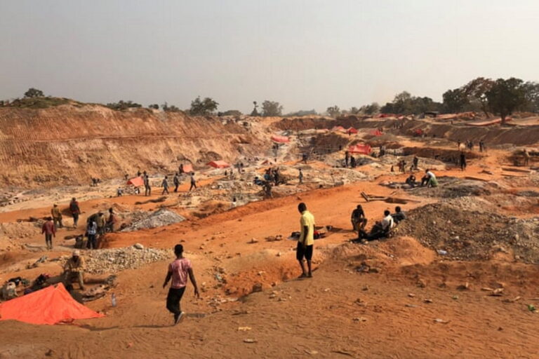 “Die mineralen zijn bloederig”: Congo hekelt Apple voor het gebruik van materialen uit oorlogsgebieden						


