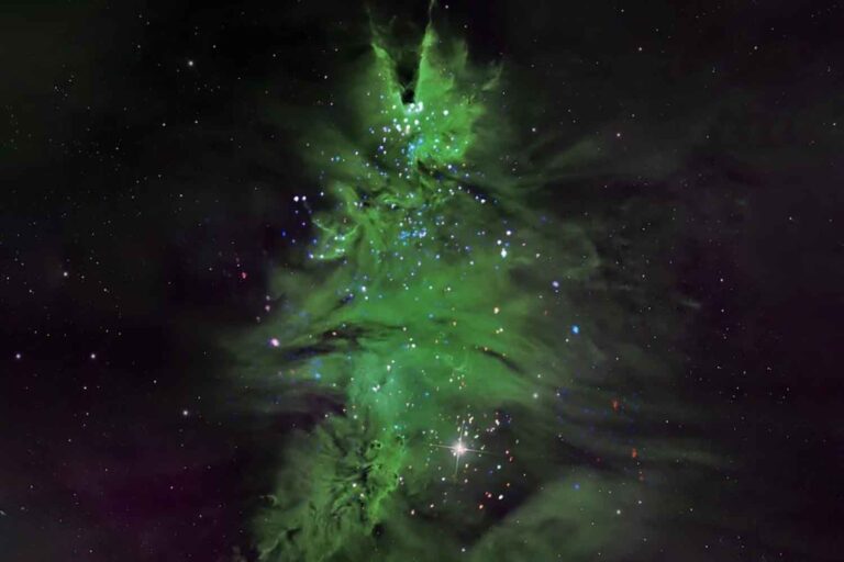 Astrofotograaf legt op tijd voor de feestdagen een beeld vast van een kosmische Grinch in een sterrenhoop						


