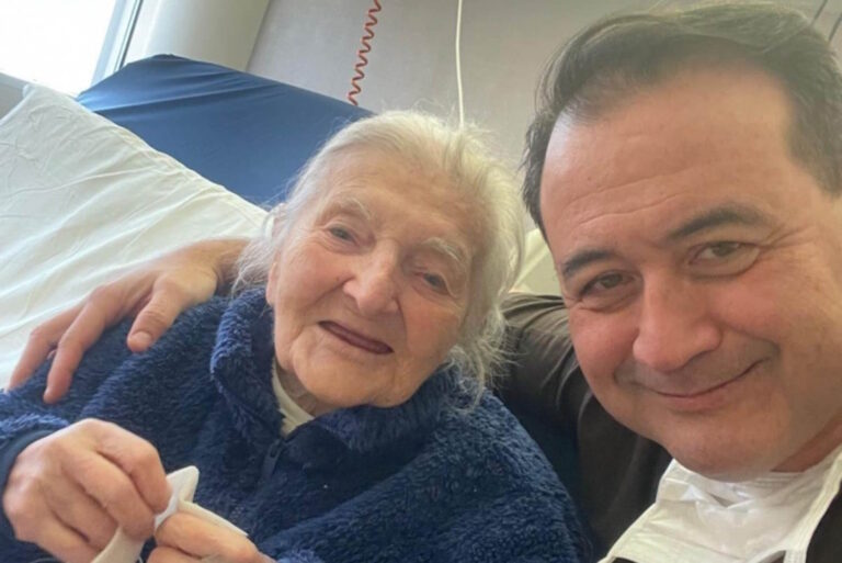 Oma Tina, de 107-jarige vrouw die een operatie onderging op de polikliniek van Milaan onder algemene anesthesie, maakt het goed en zal Kerstmis doorbrengen met haar familie						


