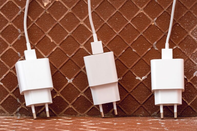 Weg met de wirwar aan kabels: het tijdperk van de universele oplader is aangebroken!						


