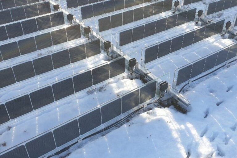 Verticale fotovoltaïsche zonnepanelen: zo werken dubbelzijdige zonnepanelen beter, zelfs onder sneeuw (in het grootste systeem ter wereld)						


