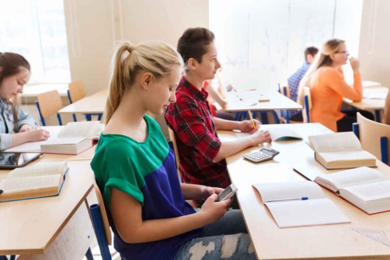 Brazilië heeft een wet aangenomen die mobiele telefoons op scholen verbiedt, zelfs tijdens de pauze						


