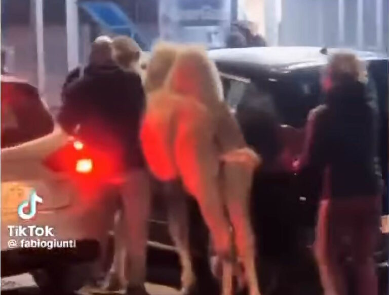 Circuleert gewoon met dieren! Deze keer is het een kameel om te ontsnappen, het gebeurde in Napels						


