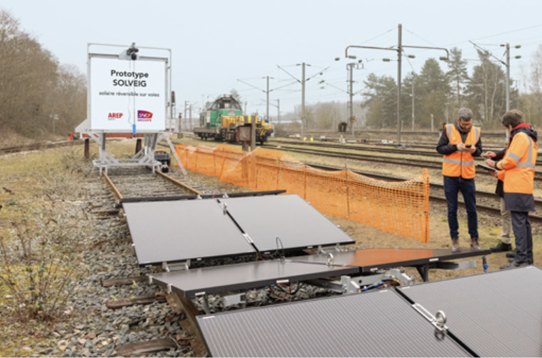 Fotovoltaïsch: na Zwitserland ook Frankrijk testa de zonnepanelen op de treinensporen						


