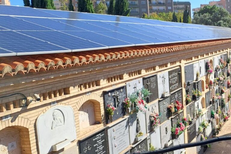 Fotovoltaïsche begraafplaatsen: schone energie naar de begraafplaats met meer dan 6000 zonnepanelen van het RIP -project						


