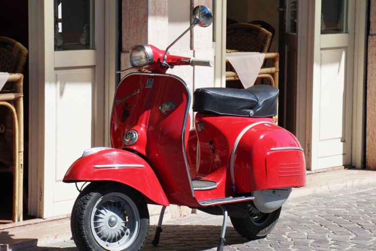 Plaats de plug op uw Vespa: hier is de 7000 W -set om de legendarische scooter elektrisch te maken (zowel 50 als 125cc)						


