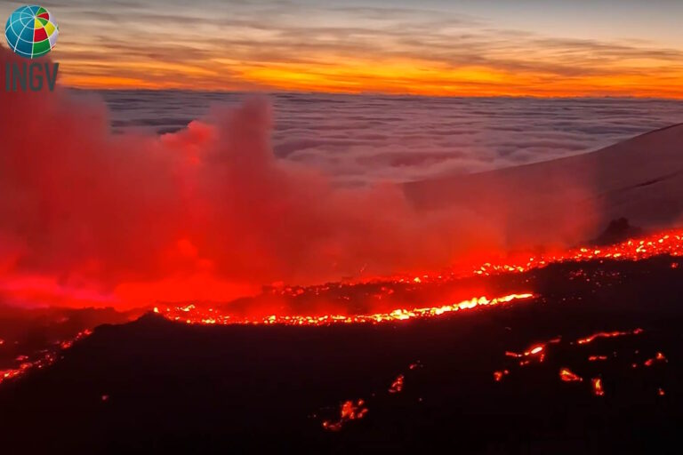 Etna geeft nog steeds de show, de afbeeldingen en video's van de uitbarsting zijn adembenemend						


