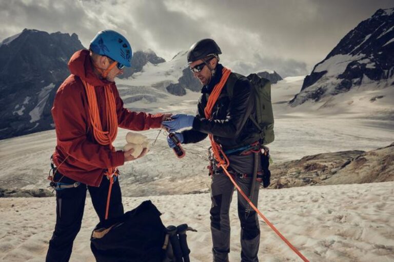 Gli alpinisti prelevano campioni da un ghiacciaio