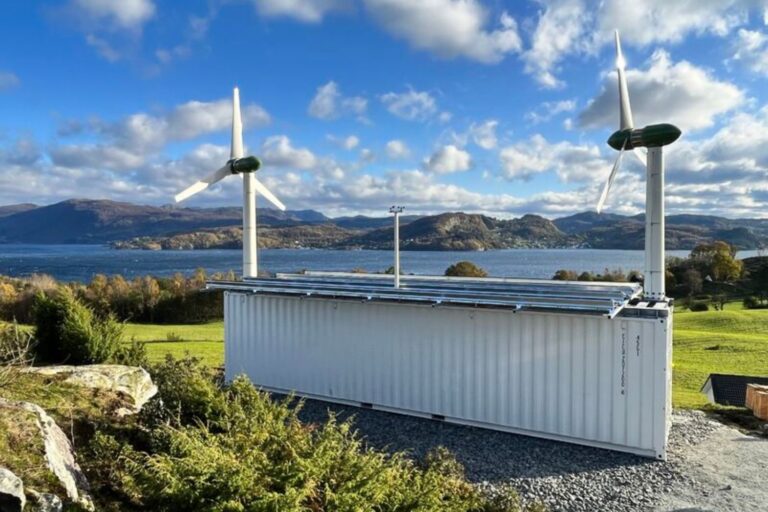 Windturbines en zonnepanelen op de mobiele containers van de haven om tot 45.000 kWh gratis energie te produceren						


