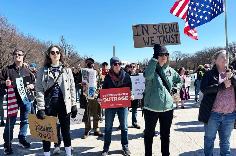 Stop de kruistochten van Trump tegen het milieu, klimaatwetenschappers gaan over de hele wereld in vierkanten						


