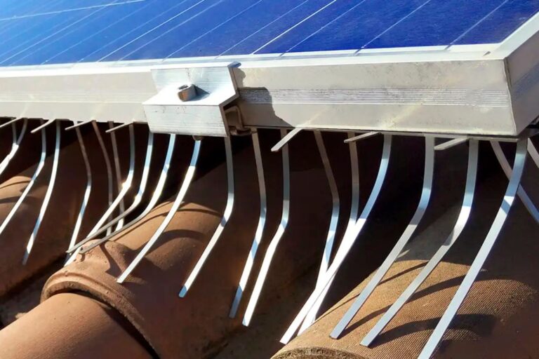 Fotovoltaïsch: hier zijn de kammen met kammen die de zonnepanelen beschermen (en ze doen vogels geen pijn)						


