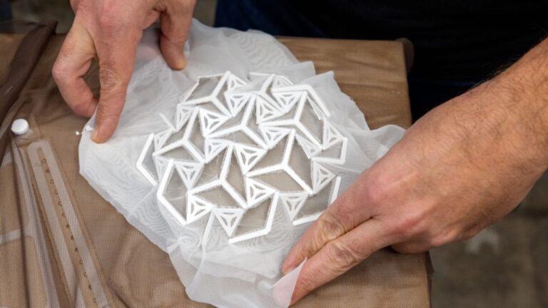Organisch fotovoltaïsch, hier zijn de flexibele "origami" -panelen die planten imiteren						


