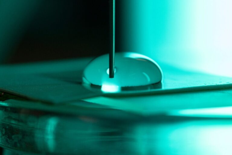 Energie uit de regen? Deze wetenschappers werken aan een paneel dat elektriciteit genereert door de uitstroom van water						


