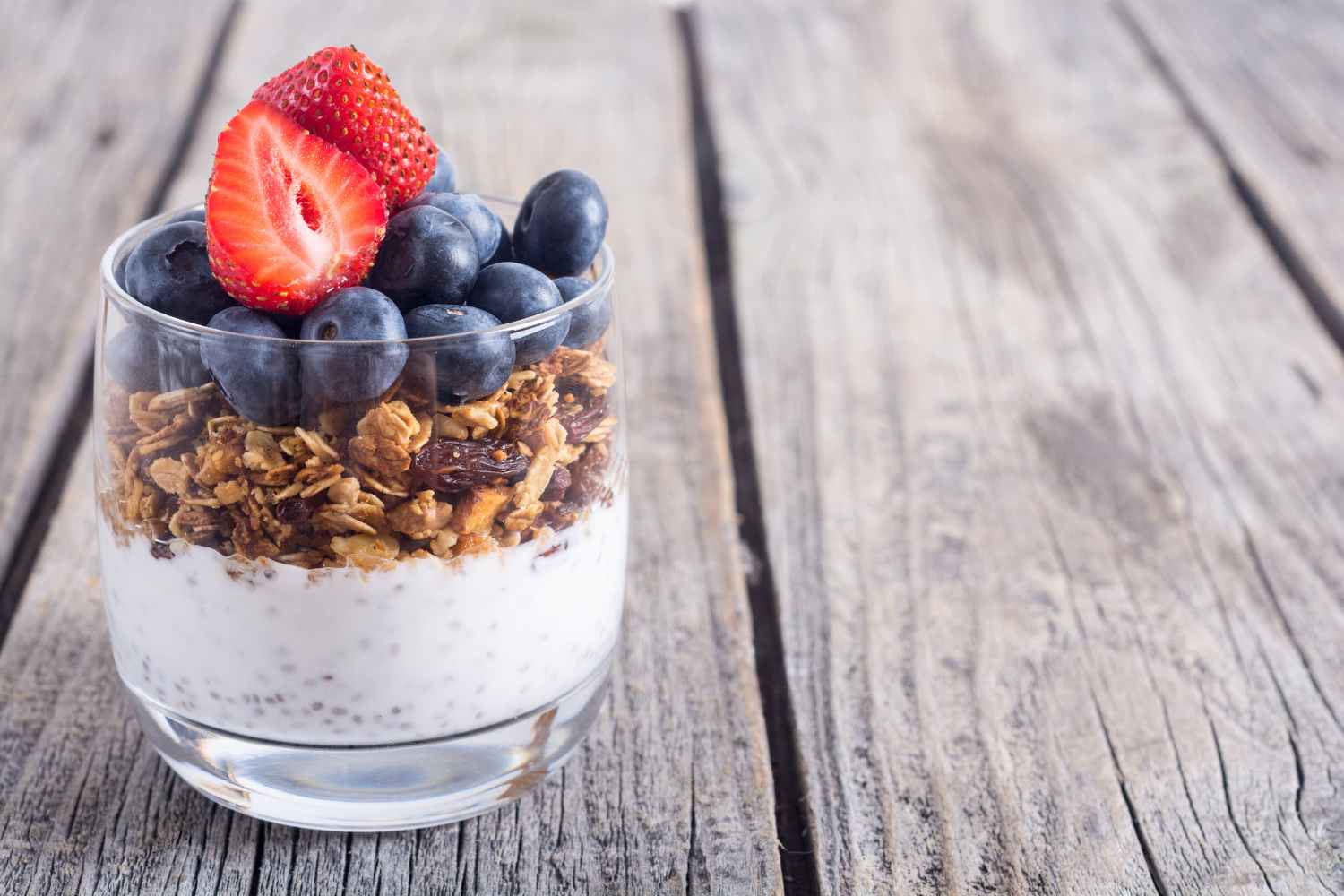 Groente yoghurt met fruit en granola