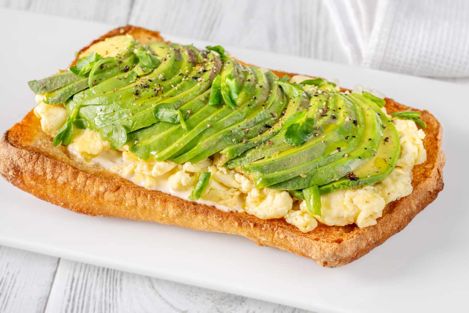 Toast met avocado en roze tofu