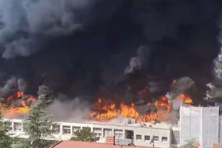 Maxi Fire aan de Universiteit van Tuscia in Viterbo, de tweede verdieping stort in: studenten geëvacueerd en personeel
