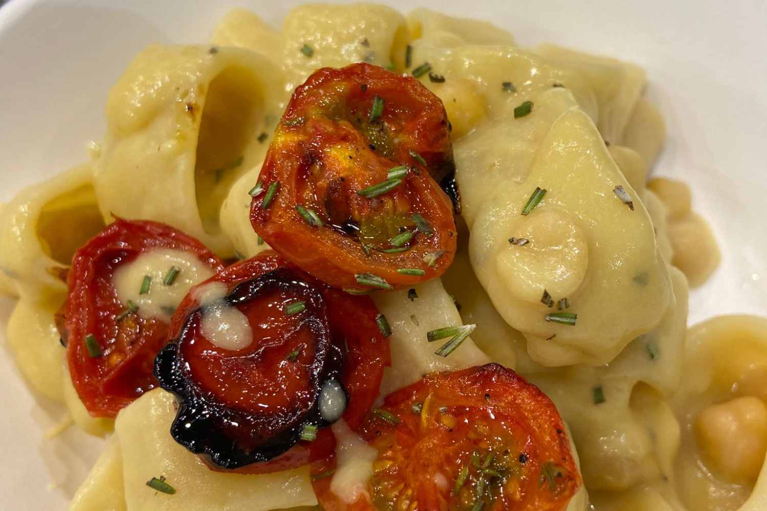 Calamarata van kikkererwten en gekonikte cherrytomaten