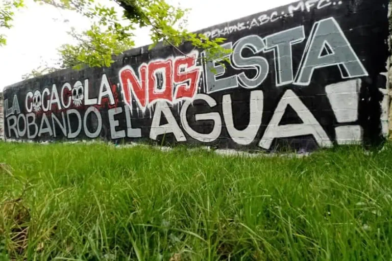 San Cristóbal zonder water, maar Coca-Cola blijft 1,2 miljoen liter per dag extraheren
