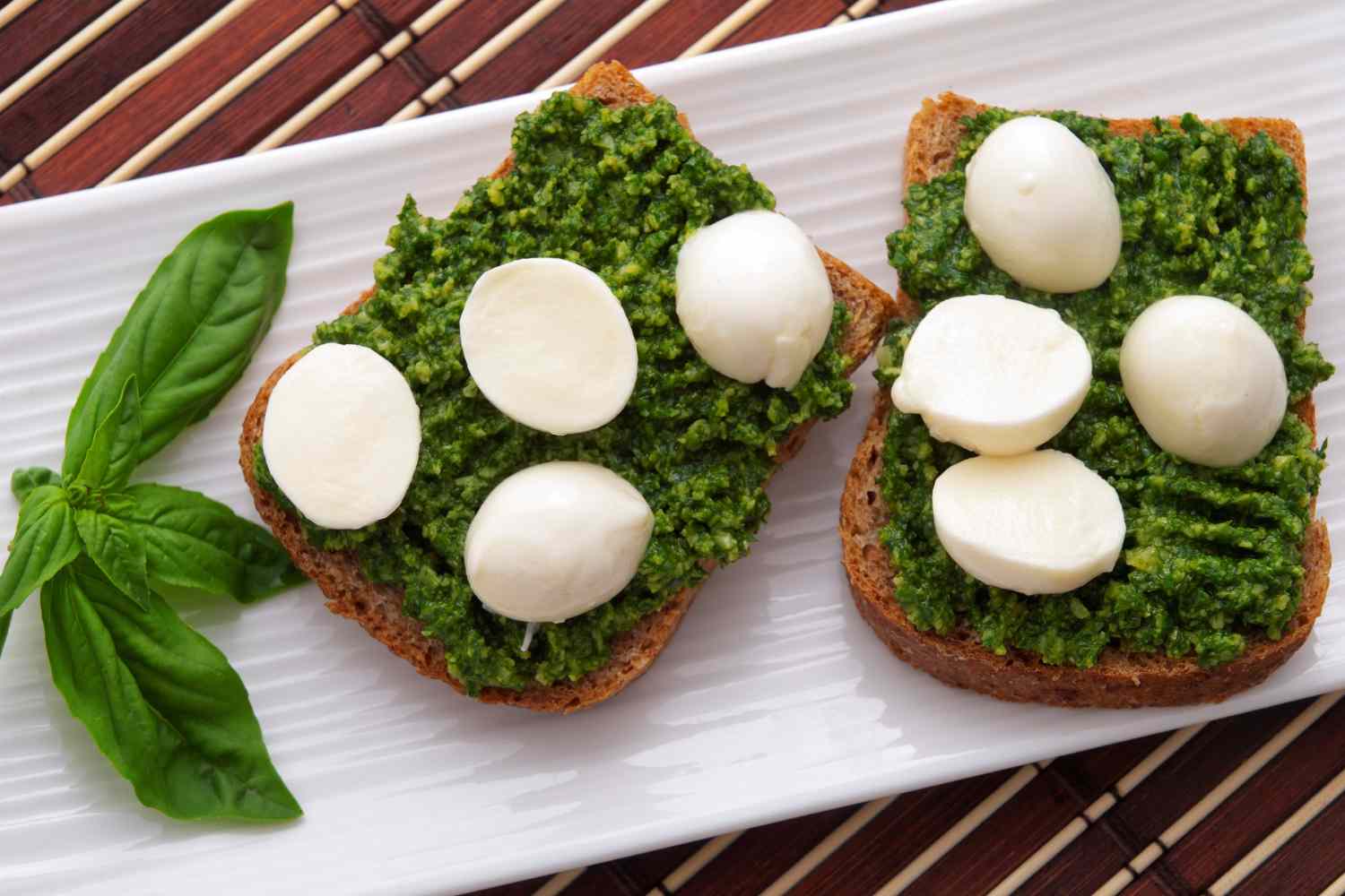 Mozzarella en pesto sandwich