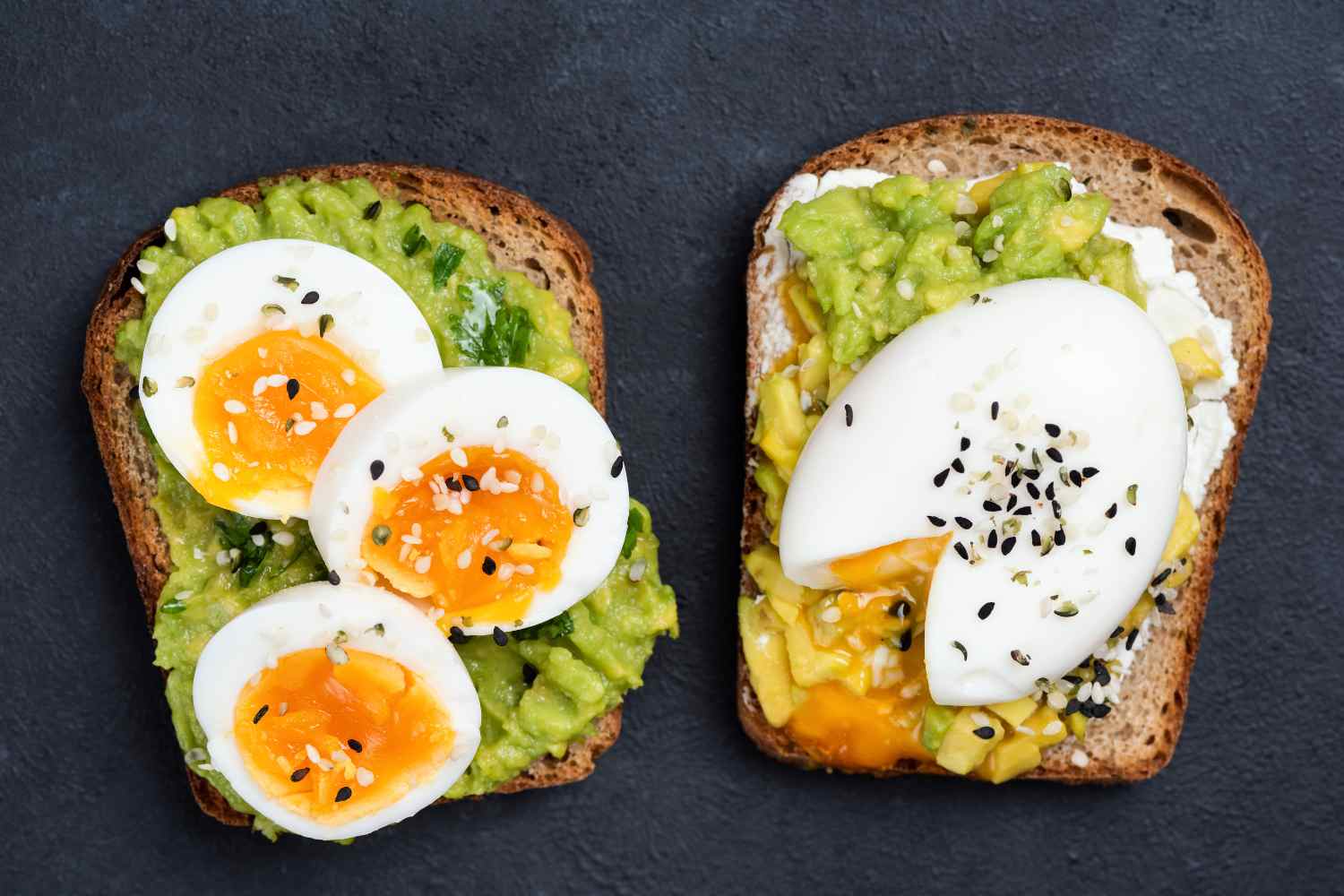 Toast met avocado -crème en gekookt ei 