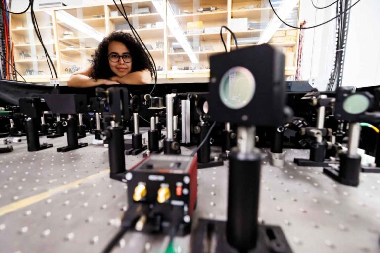La fisica sperimentale Daniela Angulo posa con un apparecchio nel laboratorio di fisica -