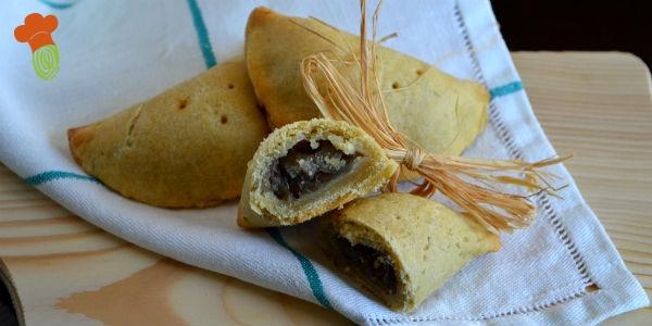Panzerotti gevuld met aubergines