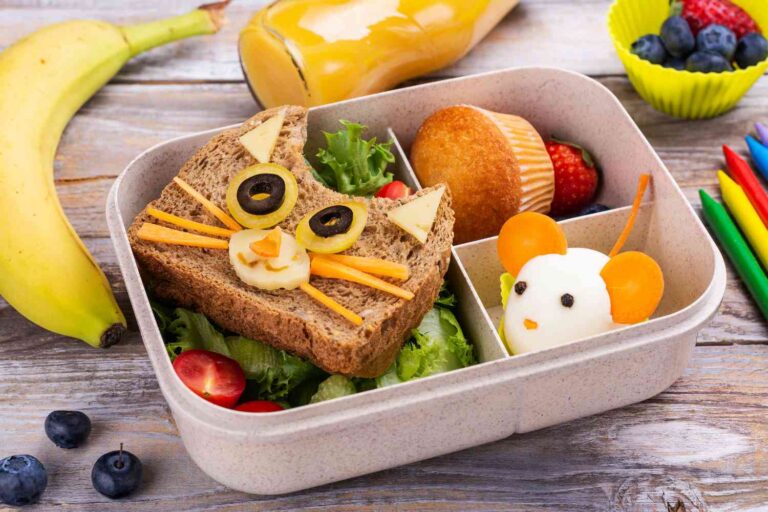 Wat mee te nemen naar school voor een snack? 10 ideeën van gezonde, hebzuchtige en zelfgemaakte snacks
