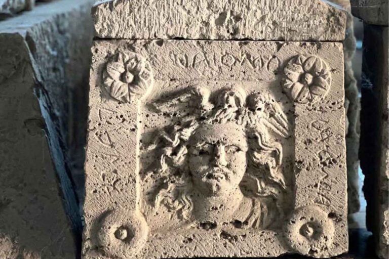 urna con Medusa
