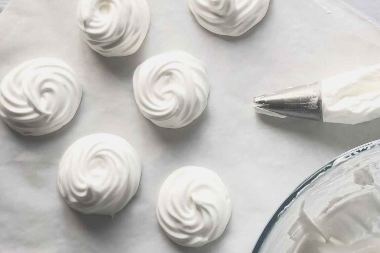 Zo maak je perfecte meringues zonder eieren: het geheim zit in de aquafaba
