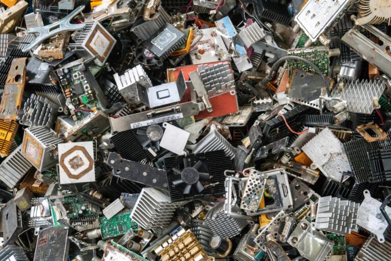 Weet u wat er met uw oude smartphones en pc’s gebeurt? Om afval te verminderen moeten we leren AEEA te recyclen
