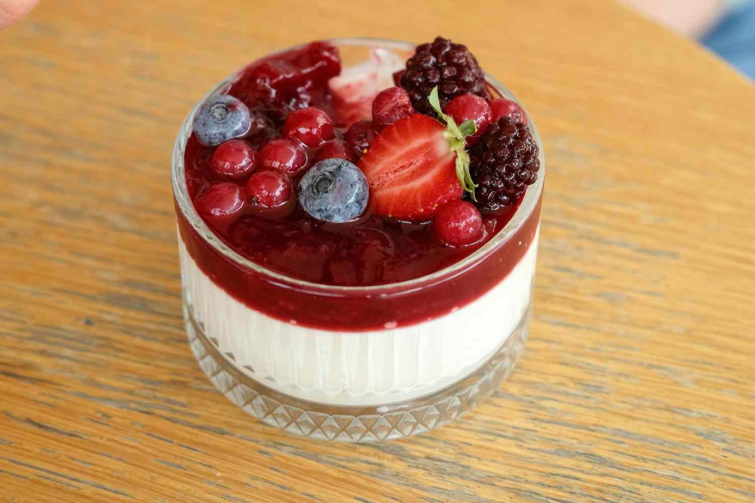 Griekse yoghurtbekers met honing en rood fruit