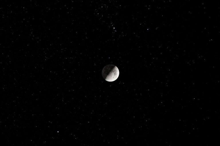 bacio luna pleiadi 31 dicembre 2025