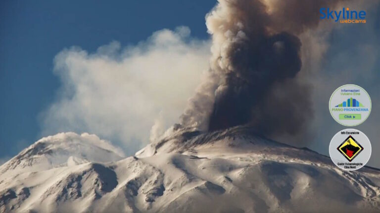 Lavafonteinen van de Etna, de uitbarstende vulkaan zorgt voor een show (en Stromboli is ook actief)
