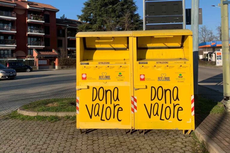 Caritas, bakken vol onbruikbare kleding: fast fashion brengt de solidariteitsinzameling in een crisis
