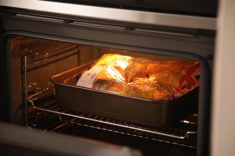 Verwarm jij kant-en-klaar voedsel in de oven of magnetron? Dit zijn de onzichtbare risico's die verborgen zijn in plastic containers
