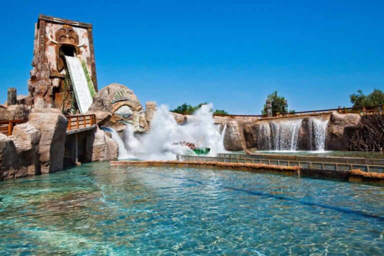 Afval in brand gestoken en ontoereikende zuiveringsinstallaties: inbeslagname begint voor Etnaland, het grootste waterpark van Sicilië
