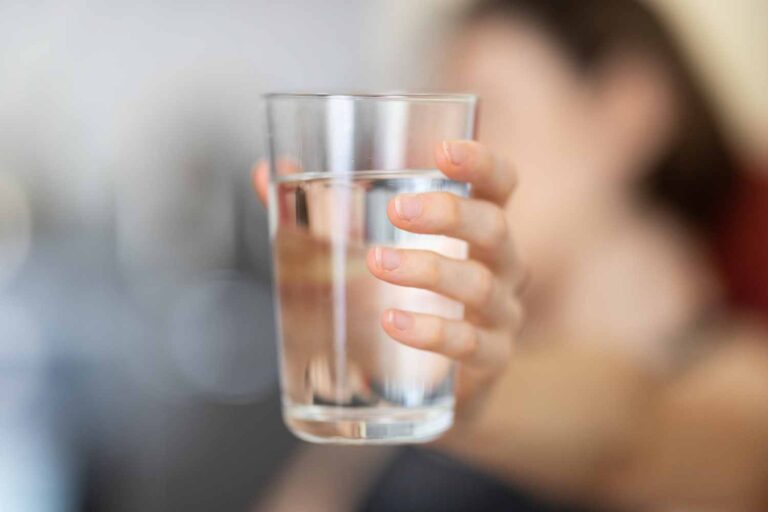 Het veiligste water? Je kunt het uit de kraan drinken: allemaal geldige redenen om plastic flessen achterwege te laten
