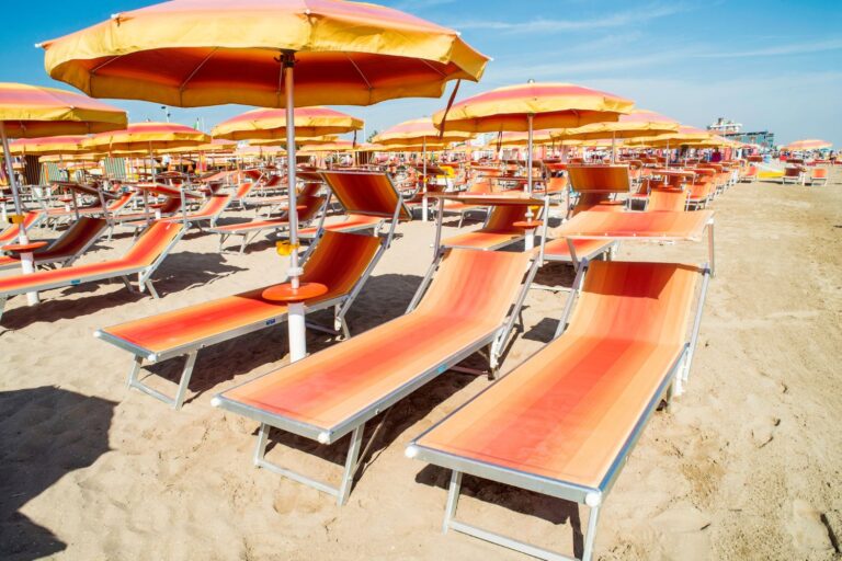 spiaggia lettini