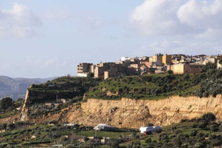 Welke toekomst voor Niscemi (en Muos)? De grootste aardverschuiving van Europa zal niet stoppen: wat het nieuwe rapport zegt
