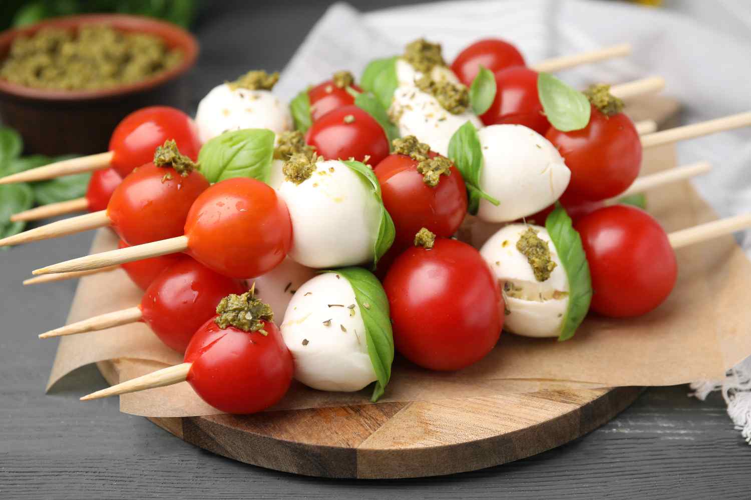 Caprese spiesjes met mozzarella, kerstomaatjes en basilicum