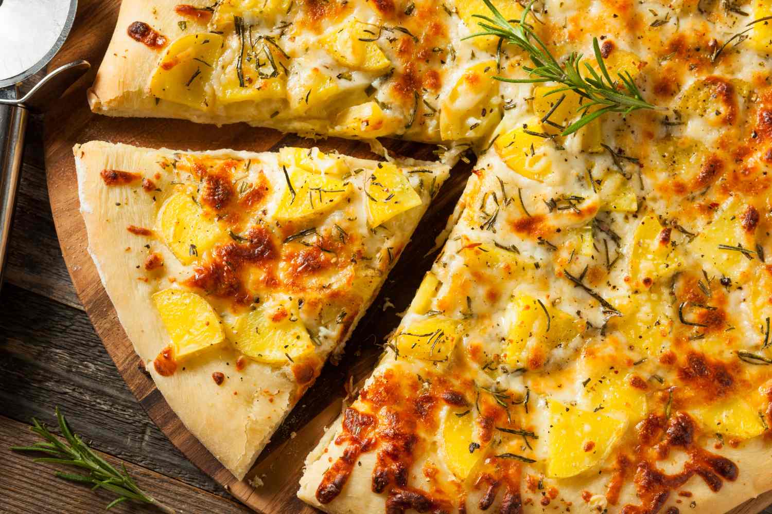 Aardappel- en rozemarijnpizza