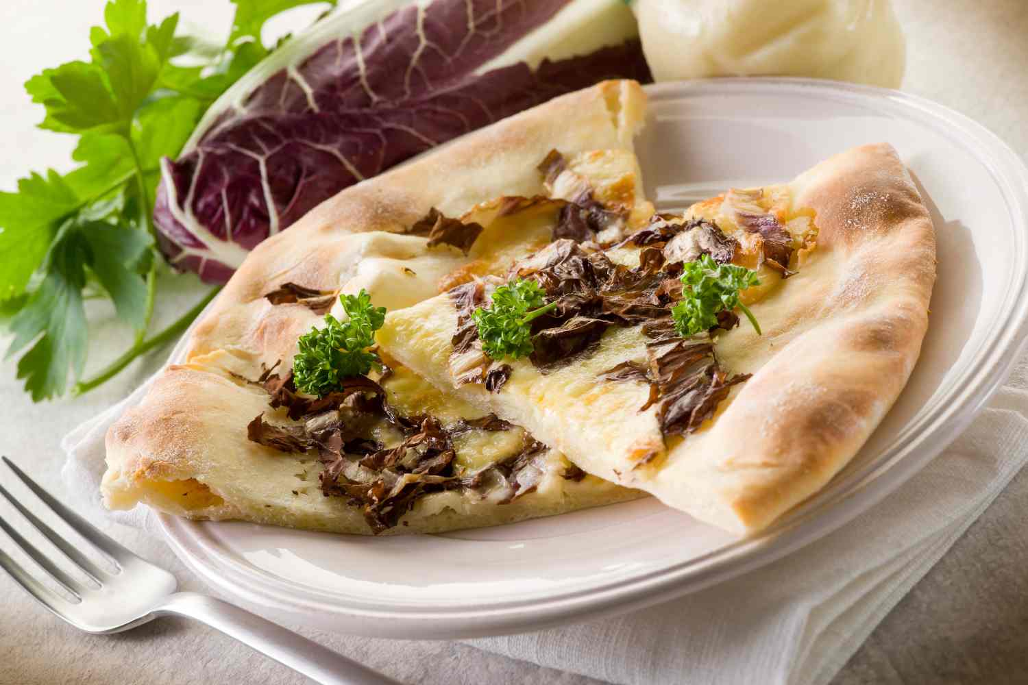 Witte pizza met radicchio