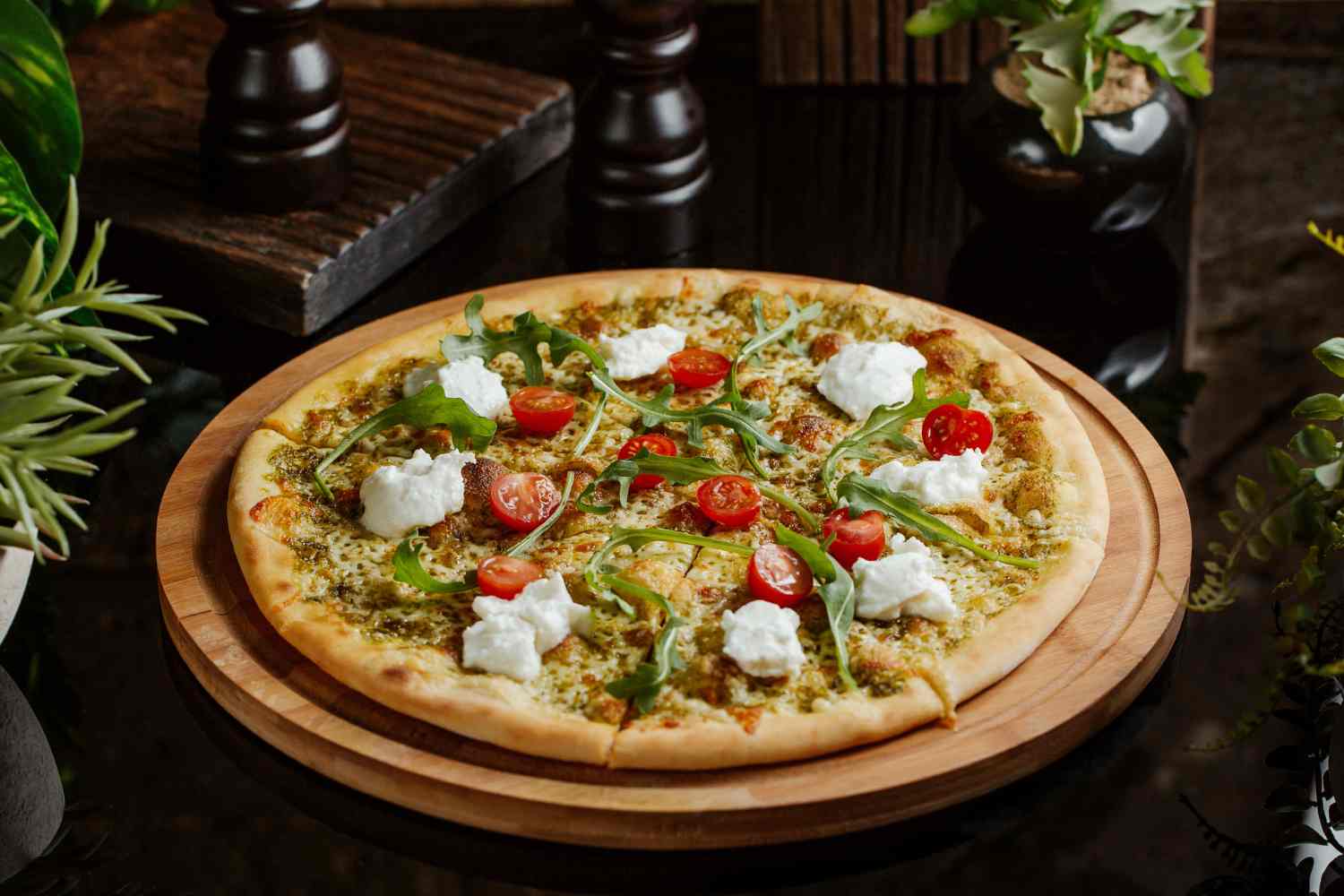 Pizza met pesto, kerstomaatjes en burrata