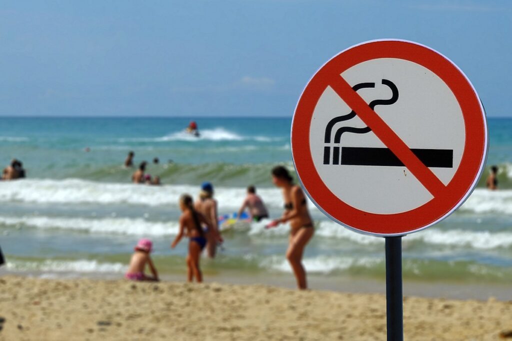 Rimini verbiedt sigaretten op het strand: het verbod gaat in mei in (zelfs voor elektronische)