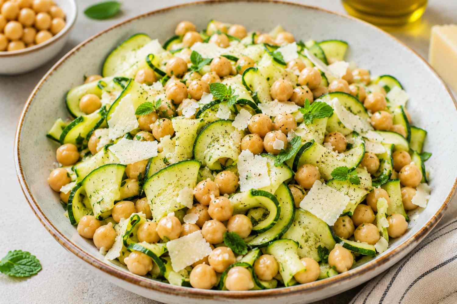 Salade van kikkererwten, courgette en pecorino