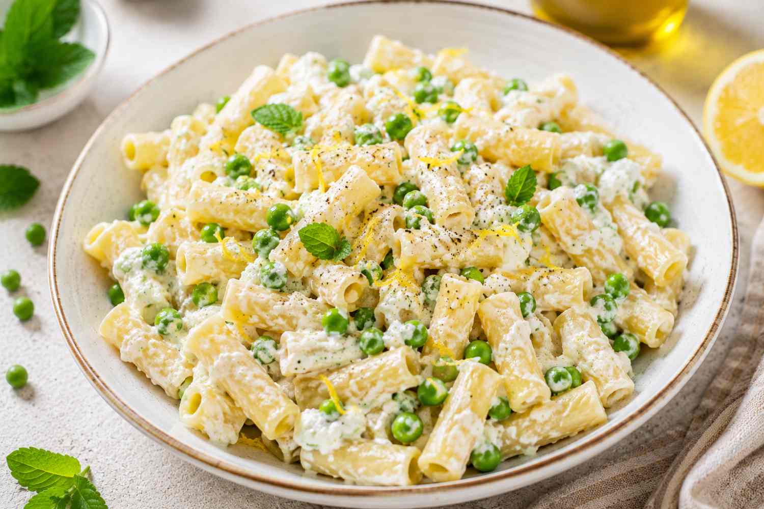 Koude pasta met ricottacrème, erwten en citroen