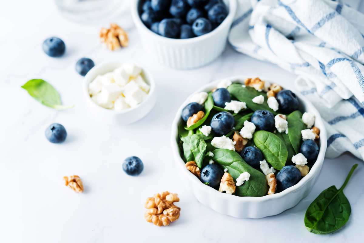 Salade van spinazie en bosbessen