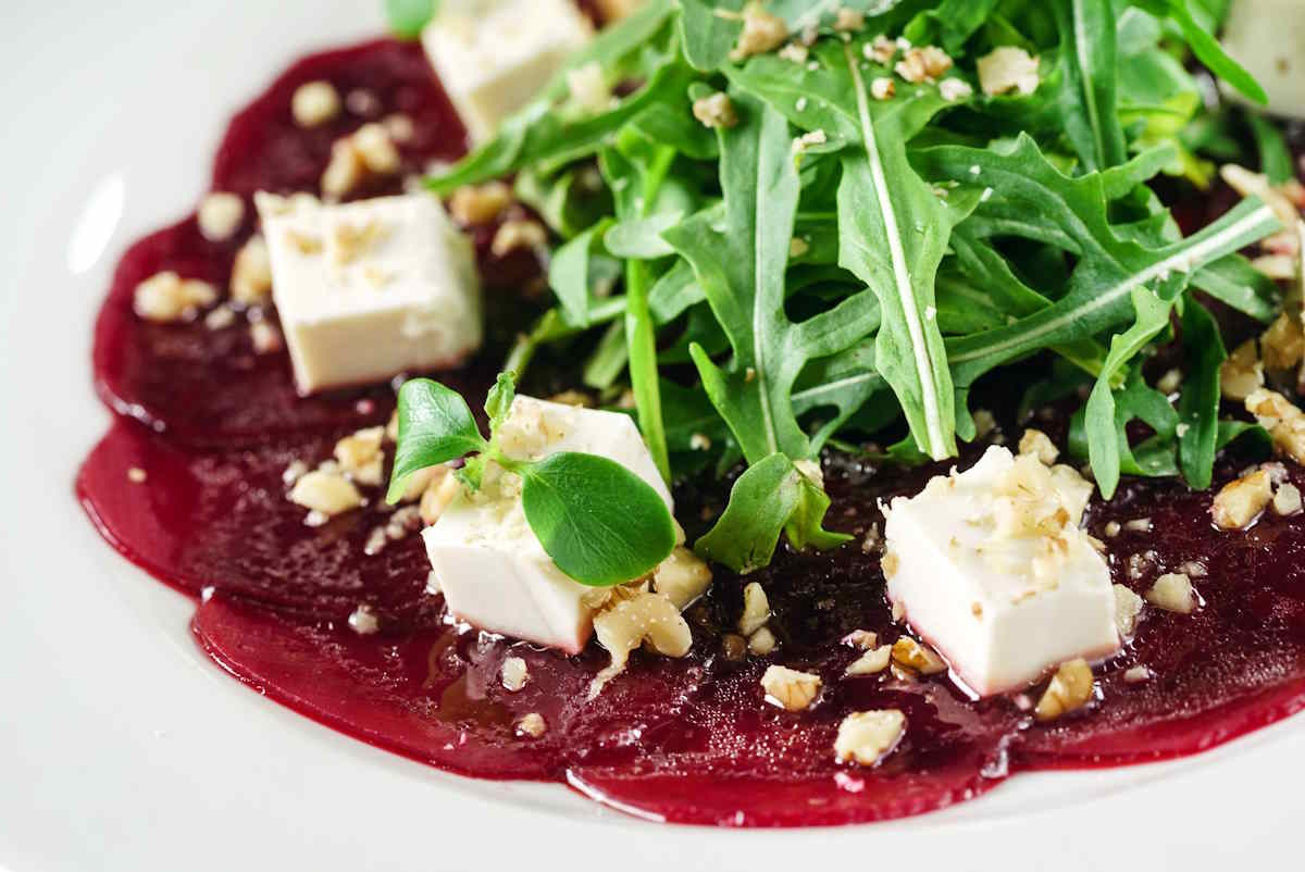 carpaccio van rode biet en rucola