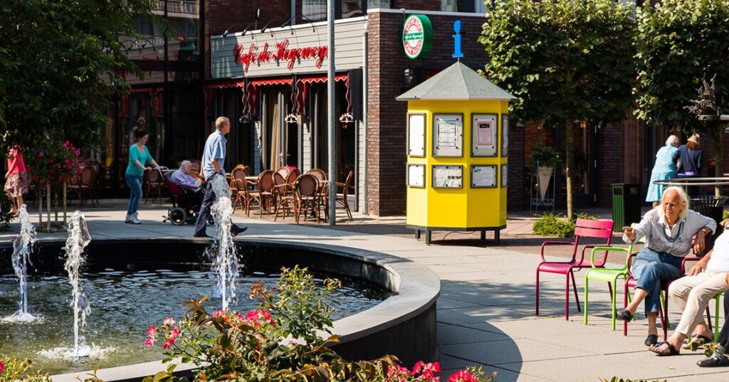 Geen afdelingen en jassen in Hogeweyk, het dorp in Nederland waar mensen met de ziekte van Alzheimer een normaal dagelijks leven leiden (ondanks de ziekte)